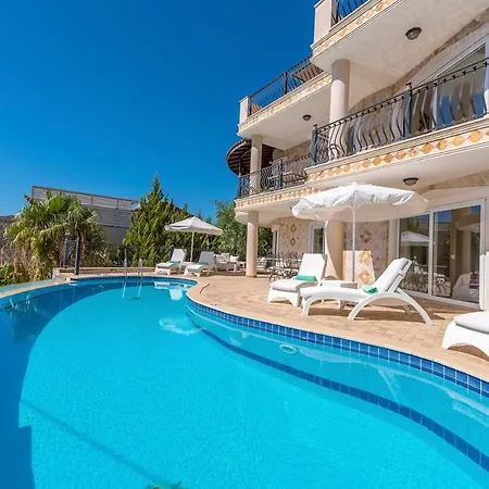 Sleeps 10 Pool Air Con Wifi קלקן